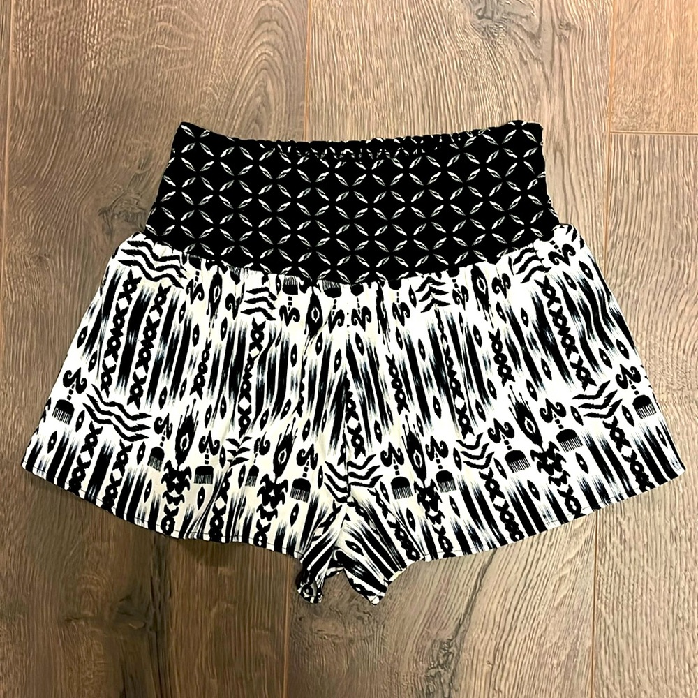 🖤 3 for 1 🖤 lightweight elastic ladies fashion shorts S - Picture 3 of 10